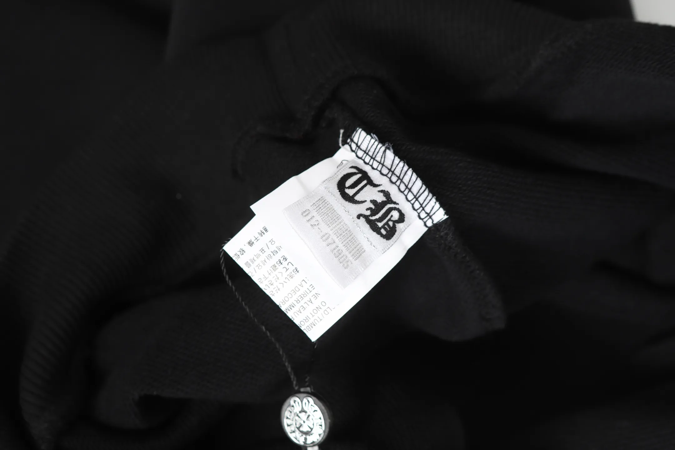 P200 round neck sweatshirt. Remember to remark sweatshirt when ordering #Y2900. Cross-border running volume model. Please do not place an order if you pursue perfection. -Chrome Hearts/Chrome Hearts 23ss Sanskrit printed popular round neck sweatshirt -High weight, high density and high quality. The wool is soft, delicate and skin-friendly. Soft and silky to the touch. Excellent warmth and skin-friendliness. -Colour: Black -Size: S M L XL